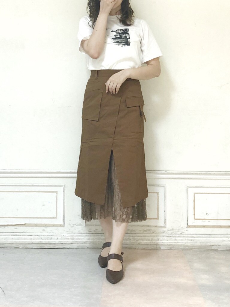 ブラウン系のパンプス、ホワイト系のTシャツ/カットソー、ブラウン系のスカートを着用したレディースの夏コーディネートの2枚目の写真
