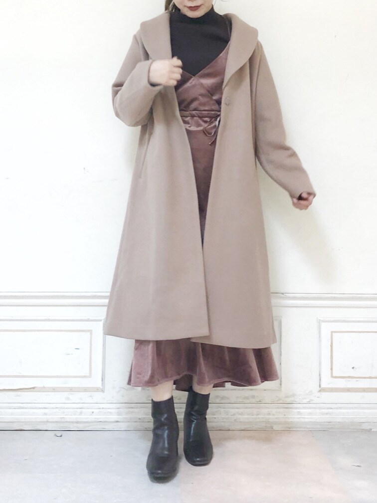 ベージュ系のその他アウター、ブラウン系のブーツ、ピンク系のワンピースを着用したレディースの秋コーディネートの2枚目の写真