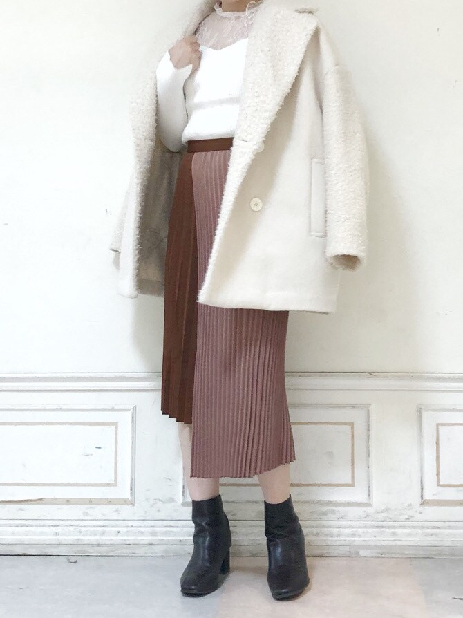 ホワイト系のその他アウター、ブラウン系のブーツ、ホワイト系のニット/セーターを着用したレディースの秋コーディネートの2枚目の写真