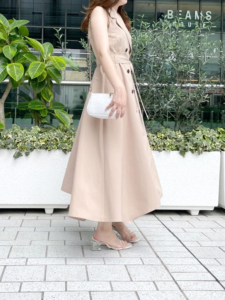 ホワイト系のショルダーバッグ、その他のサンダル、ベージュ系のワンピースを着用したレディースの夏コーディネートの2枚目の写真