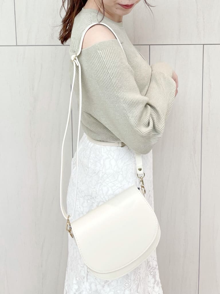 ホワイト系のスカート、グリーン系のニット/セーター、ベージュ系のショルダーバッグを着用したレディースの夏コーディネートの4枚目の写真