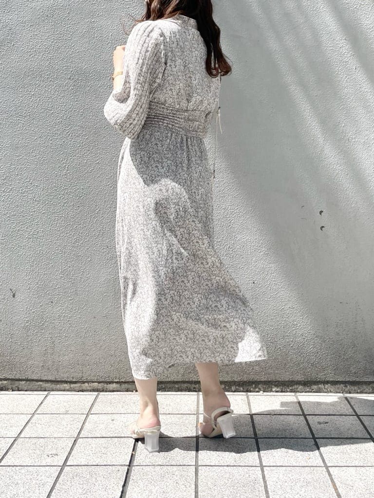 パープル系のサンダル、ホワイト系のショルダーバッグ、グレー系のワンピースを着用したレディースの春コーディネートの2枚目の写真