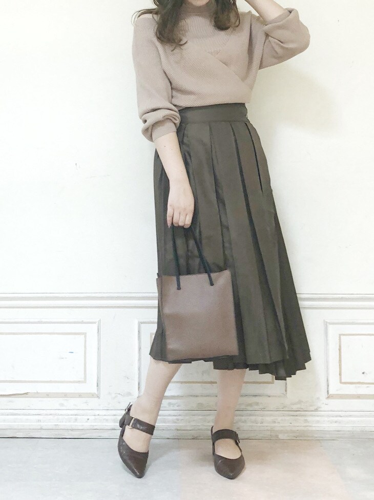 ベージュ系のニット/セーター、ブラウン系のスカート、ブラウン系のパンプスを着用したレディースの秋コーディネートの4枚目の写真