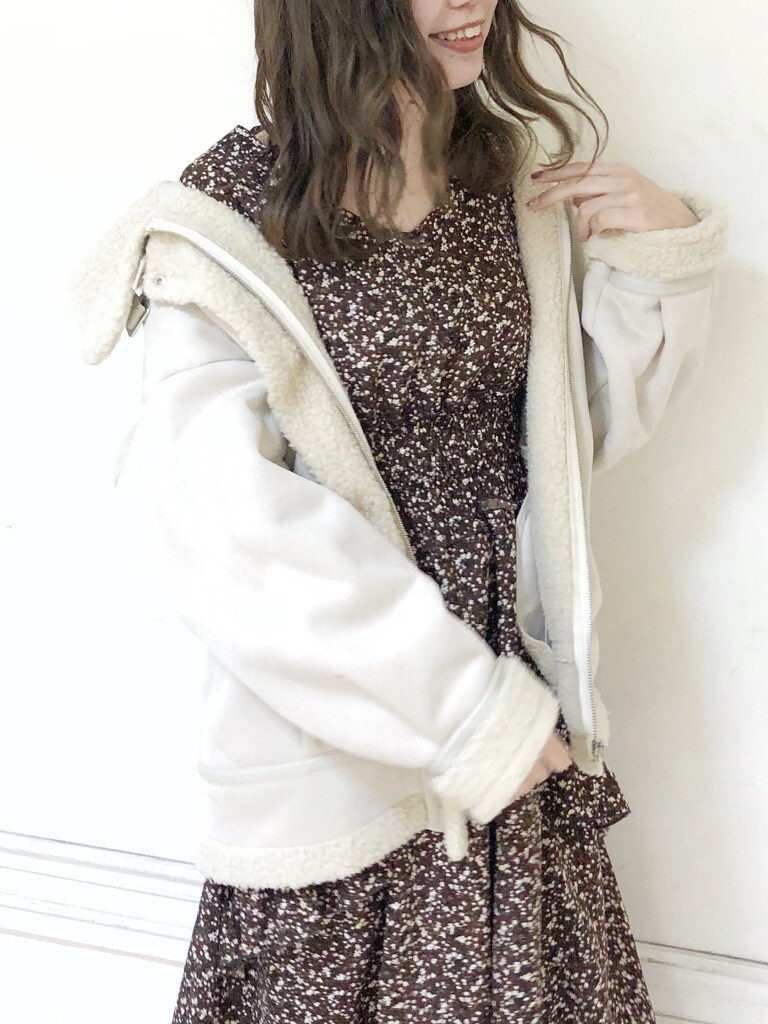 ブラウン系のワンピース、ブラウン系のブーツ、ホワイト系のブルゾンを着用したレディースの秋コーディネートの5枚目の写真