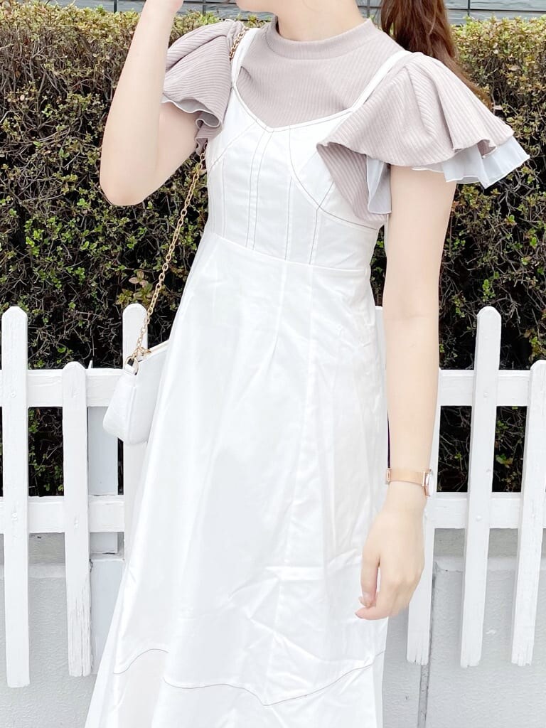 ホワイト系のワンピース、ホワイト系のショルダーバッグ、その他のサンダルを着用したレディースの夏コーディネートの5枚目の写真