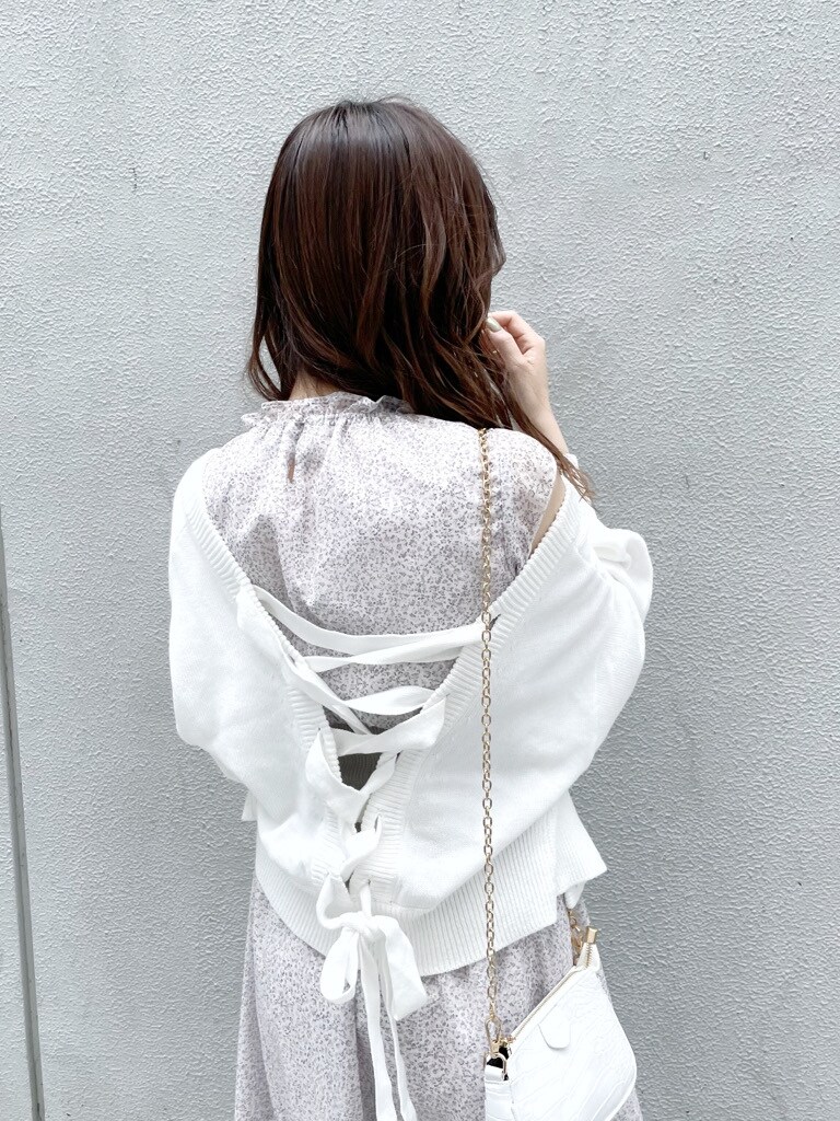 ホワイト系のカーディガン/ボレロ、グレー系のワンピース、ホワイト系のショルダーバッグを着用したレディースの春コーディネートの7枚目の写真