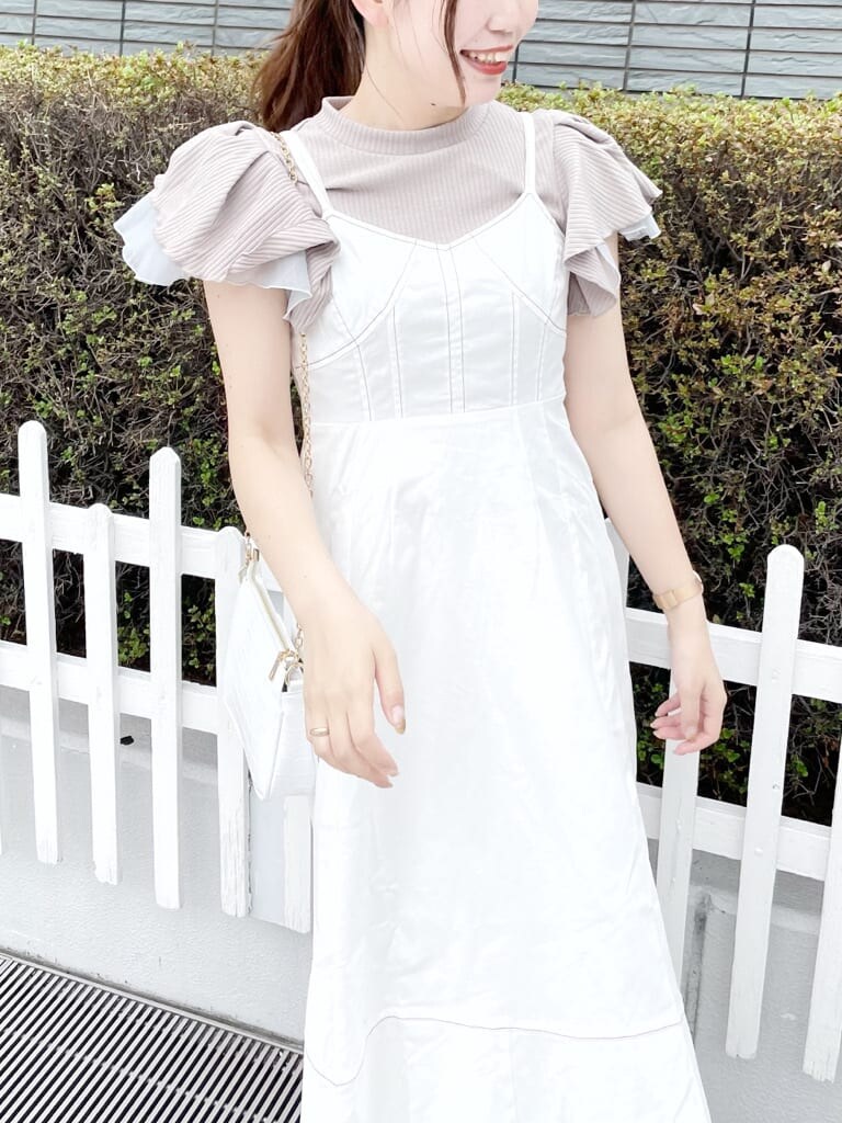 ホワイト系のワンピース、ホワイト系のショルダーバッグ、その他のサンダルを着用したレディースの夏コーディネートの4枚目の写真