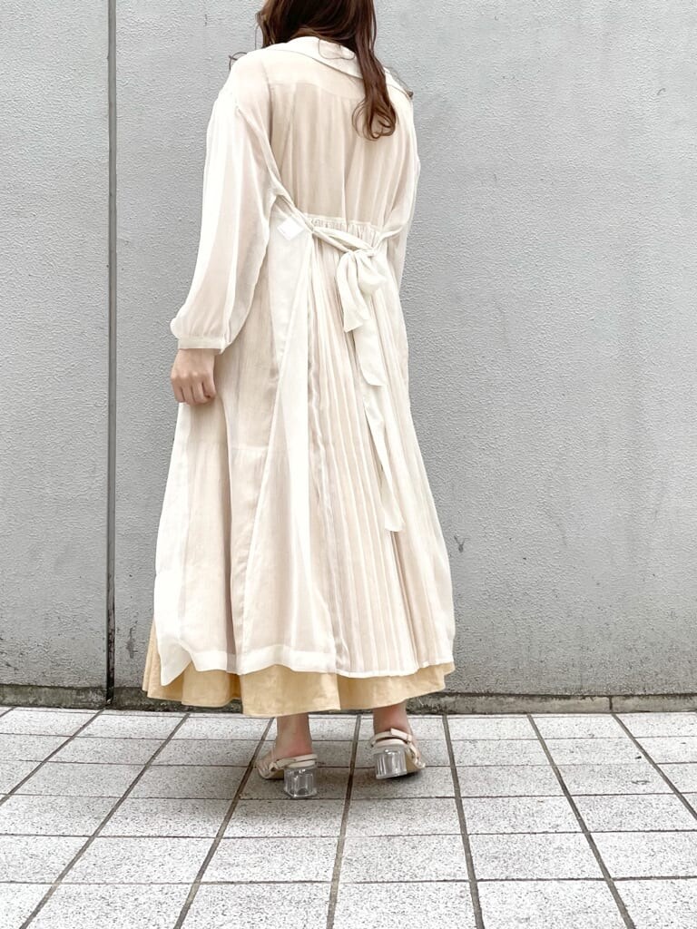 イエロー系のワンピース、ホワイト系のシャツ/ブラウス、その他のサンダルを着用したレディースの夏コーディネートの2枚目の写真