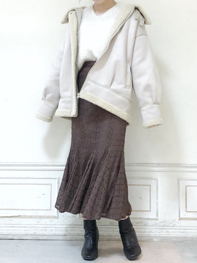 ホワイト系のブルゾン、ブラウン系のブーツ、ブラウン系のスカートを着用したレディースの秋コーディネートの3枚目の写真