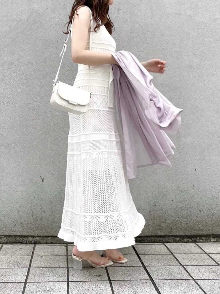 ホワイト系のワンピース、パープル系のサンダル、パープル系のシャツ/ブラウスを着用したレディースの春コーディネートの6枚目の写真