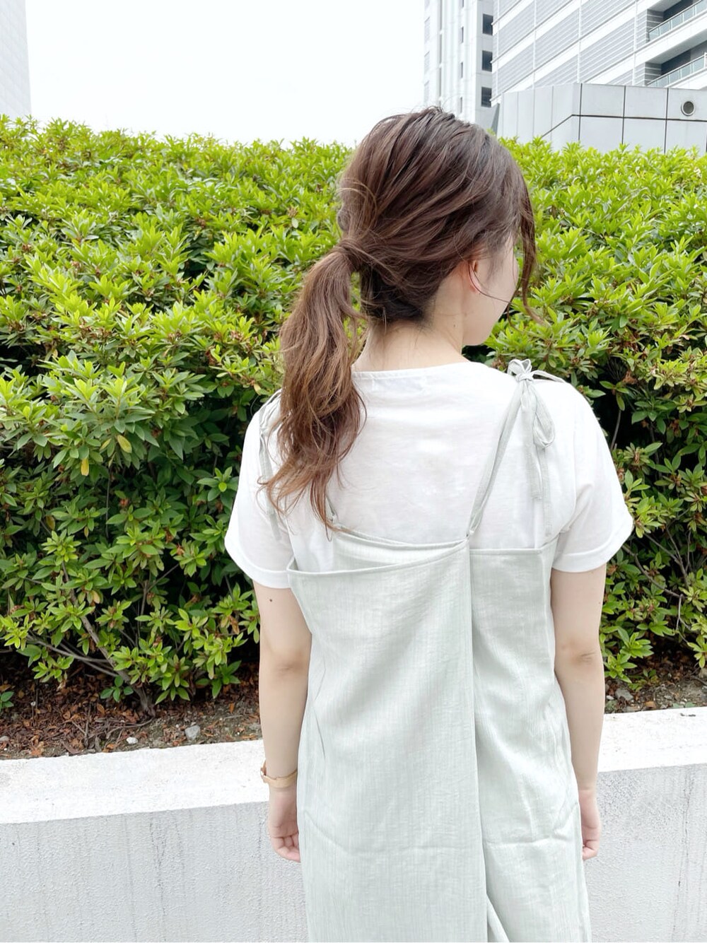 グリーン系のワンピース、ホワイト系のTシャツ/カットソー、ホワイト系のショルダーバッグを着用したレディースの夏コーディネートの8枚目の写真