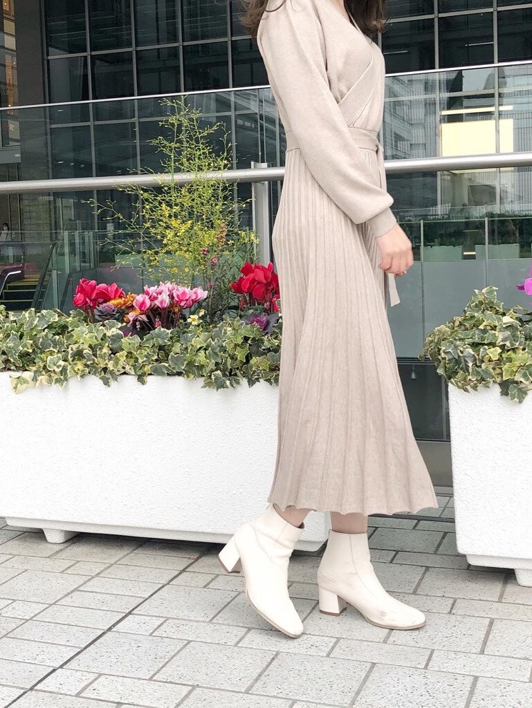ホワイト系のブーツ、ベージュ系のワンピースを着用したレディースの冬コーディネートの4枚目の写真