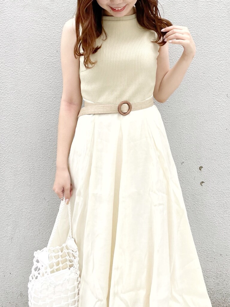 グリーン系のワンピース、ホワイト系のシャツ/ブラウス、ホワイト系のショルダーバッグを着用したレディースの夏コーディネートの8枚目の写真