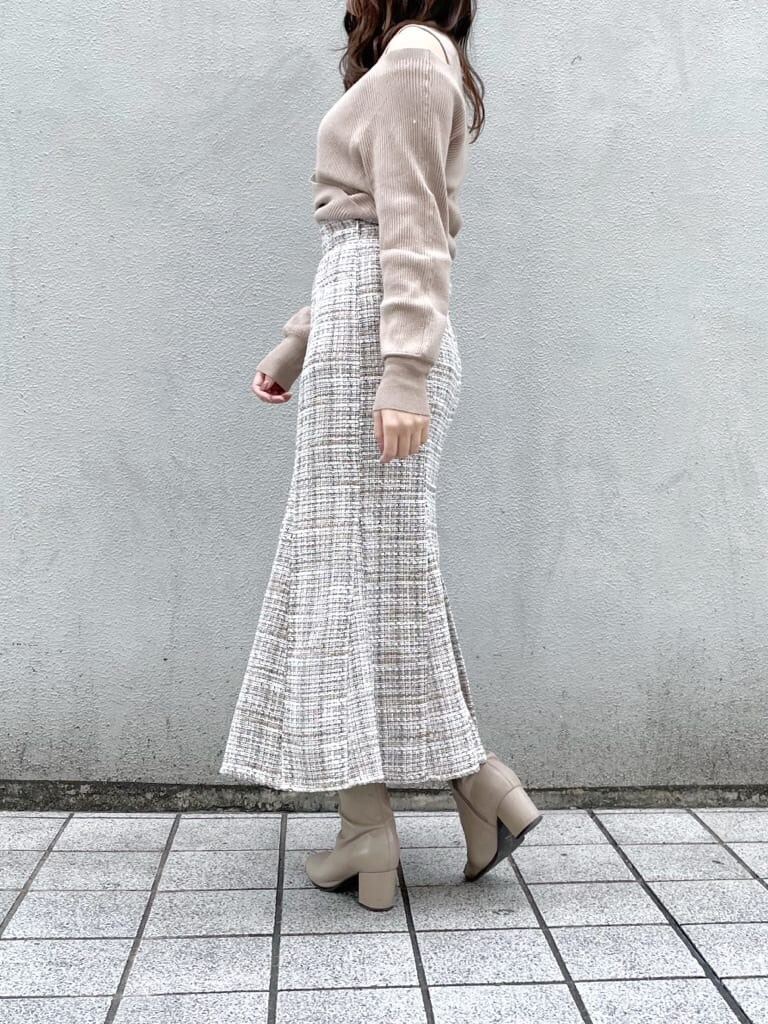 ホワイト系のブルゾン、ベージュ系のブーツ、ベージュ系のニット/セーターを着用したレディースの冬コーディネートの7枚目の写真