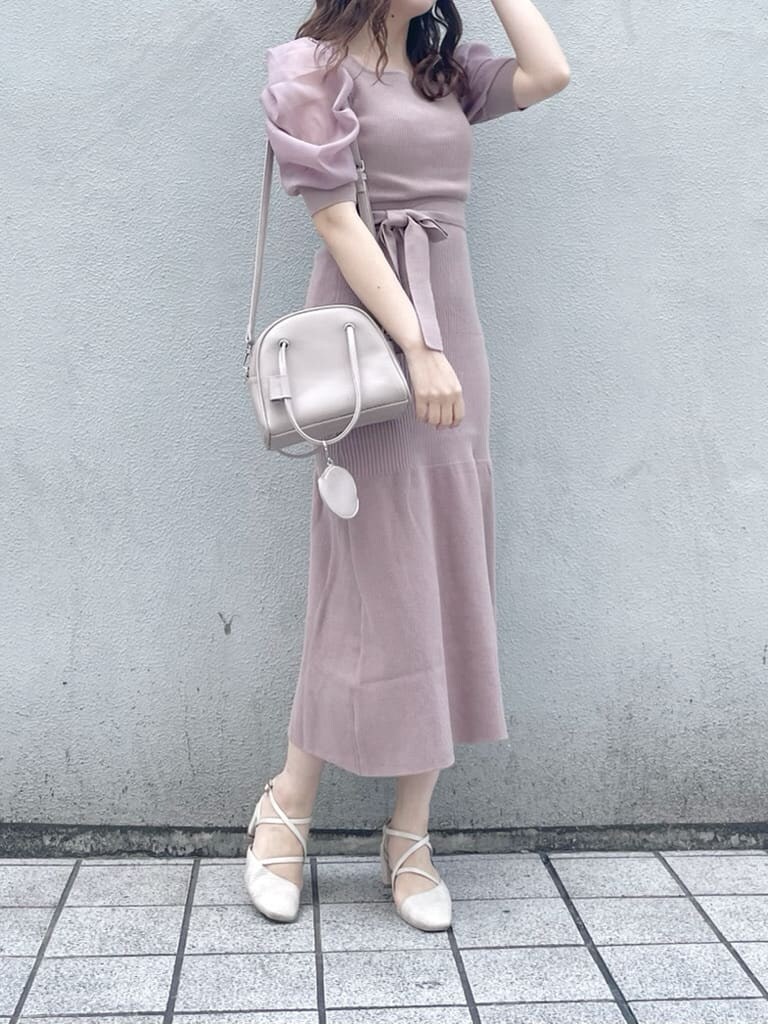 ベージュ系のトレンチコート、ピンク系のワンピース、ホワイト系のパンプスを着用したレディースの春コーディネートの7枚目の写真