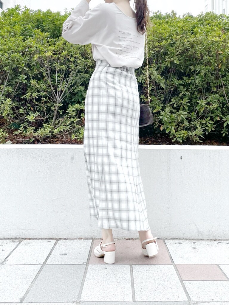 ホワイト系のパンプス、グレー系のTシャツ/カットソー、グレー系のスカートを着用したレディースの春コーディネートの3枚目の写真