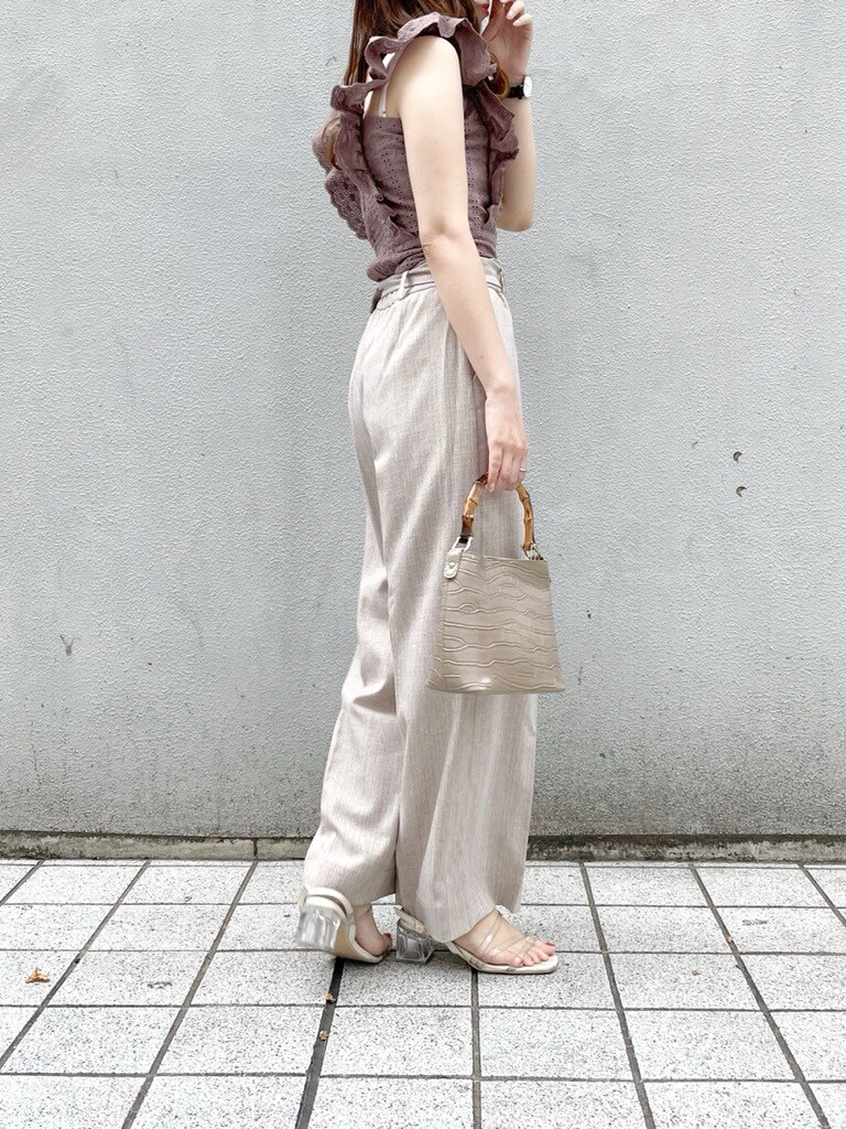 ベージュ系のシャツ/ブラウス、ブラウン系のその他パンツ、その他のサンダルを着用したレディースの春コーディネートの2枚目の写真