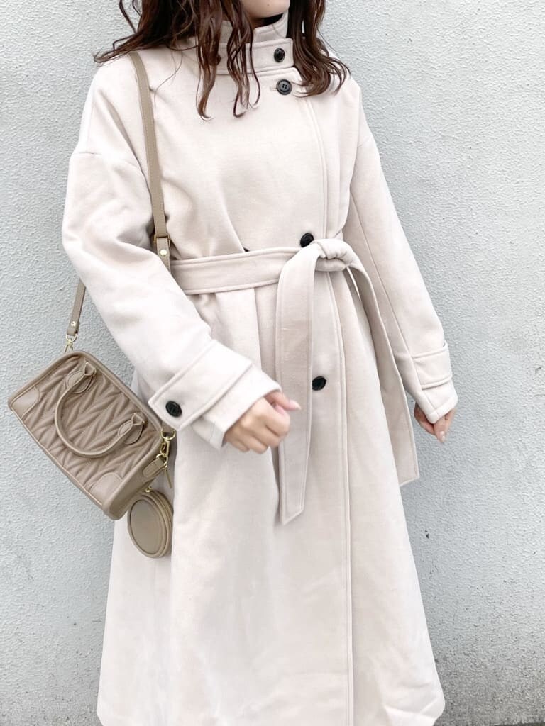 ブラウン系のワンピース、ホワイト系のその他アウター、ベージュ系のハンドバッグを着用したレディースの秋コーディネートの5枚目の写真