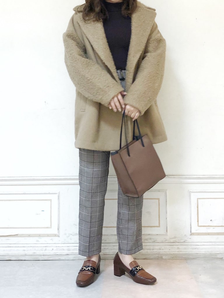 ブラウン系のハンドバッグ、その他のその他パンツ、ベージュ系のその他アウターを着用したレディースの夏コーディネートの3枚目の写真