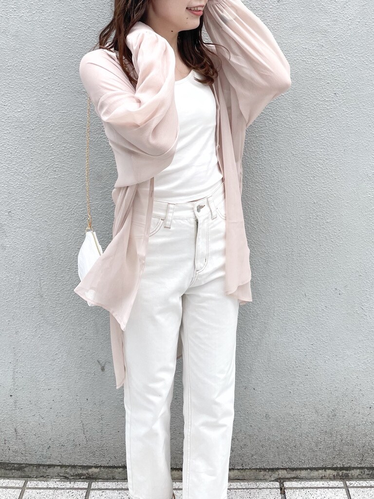 ピンク系のシャツ/ブラウス、ホワイト系のキャミソール、ホワイト系のショルダーバッグを着用したレディースの春コーディネートの5枚目の写真