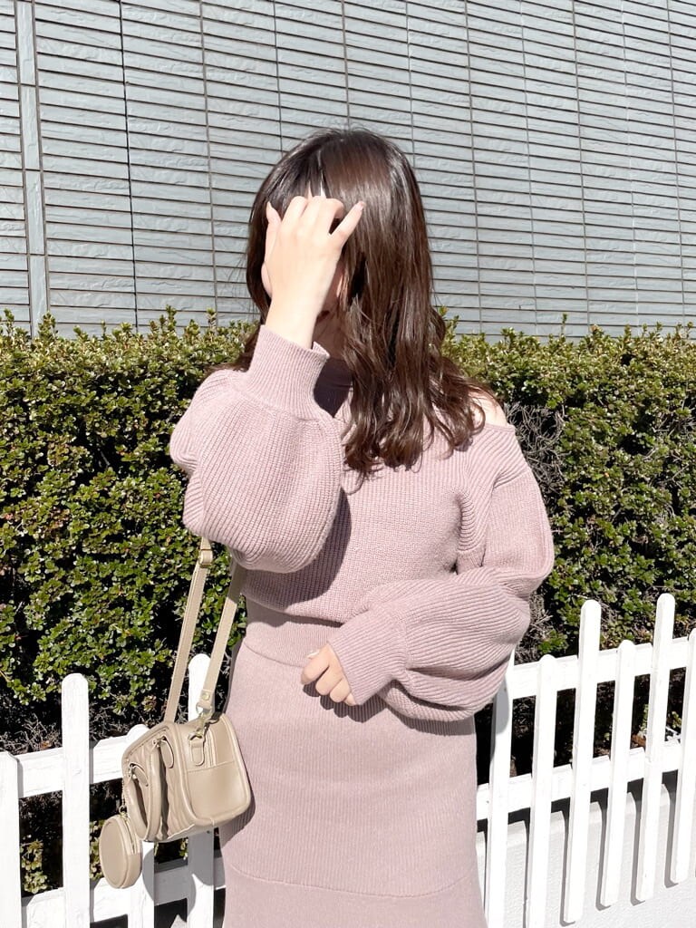 ホワイト系のその他アウター、ベージュ系のハンドバッグ、ベージュ系のブーツを着用したレディースの秋コーディネートの6枚目の写真