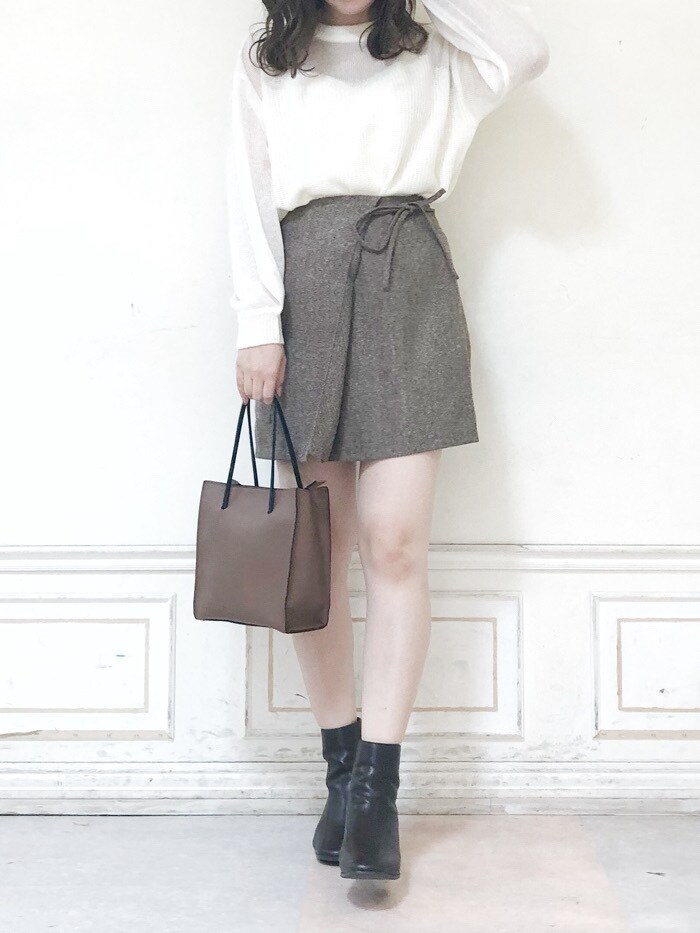 ベージュ系のその他アウター、ブラウン系のスカート、ブラウン系のブーツを着用したレディースの秋コーディネートの4枚目の写真