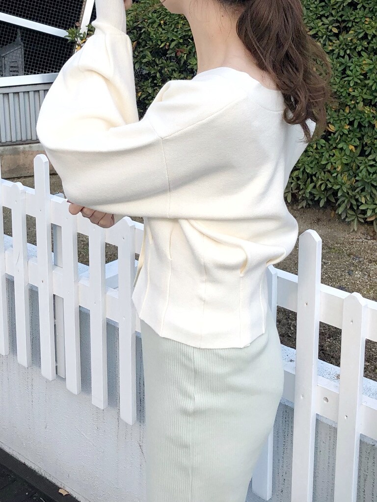 ホワイト系のブーツ、グリーン系のその他パンツ、ホワイト系のカーディガン/ボレロを着用したレディースの冬コーディネートの3枚目の写真