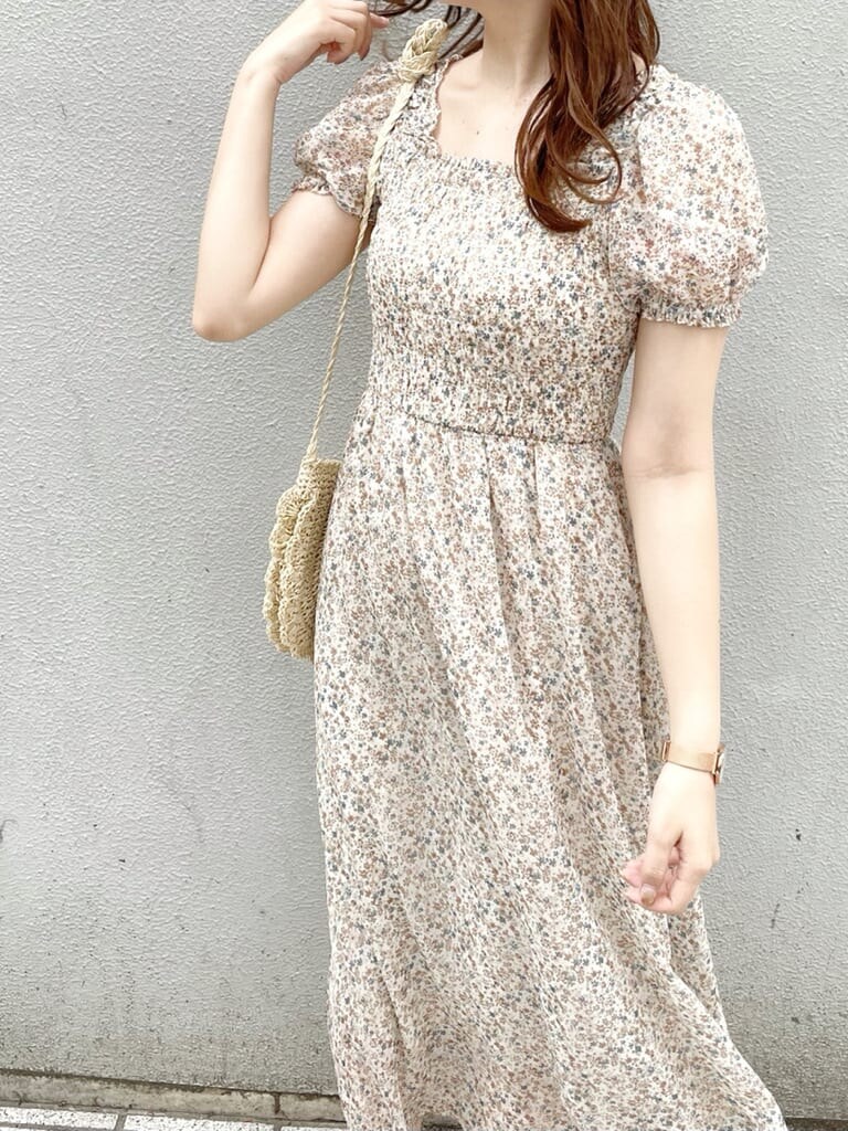 その他のサンダル、その他のワンピースを着用したレディースの夏コーディネートの2枚目の写真