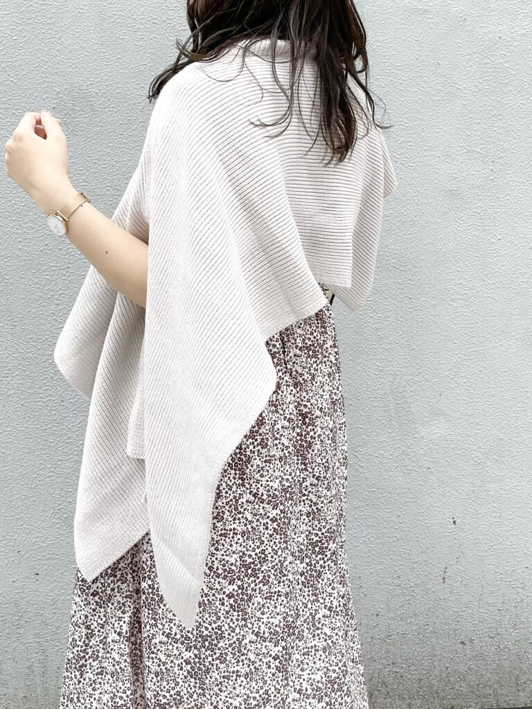 ブラウン系のワンピース、ベージュ系のニット/セーター、ベージュ系のブーツを着用したレディースの秋コーディネートの6枚目の写真