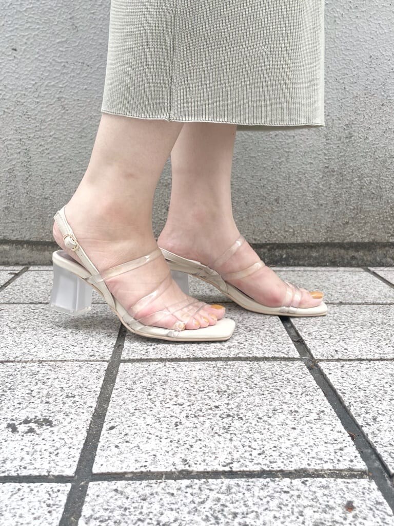 ホワイト系のシャツ/ブラウス、パープル系のサンダル、グリーン系のワンピースを着用したレディースの春コーディネートの8枚目の写真