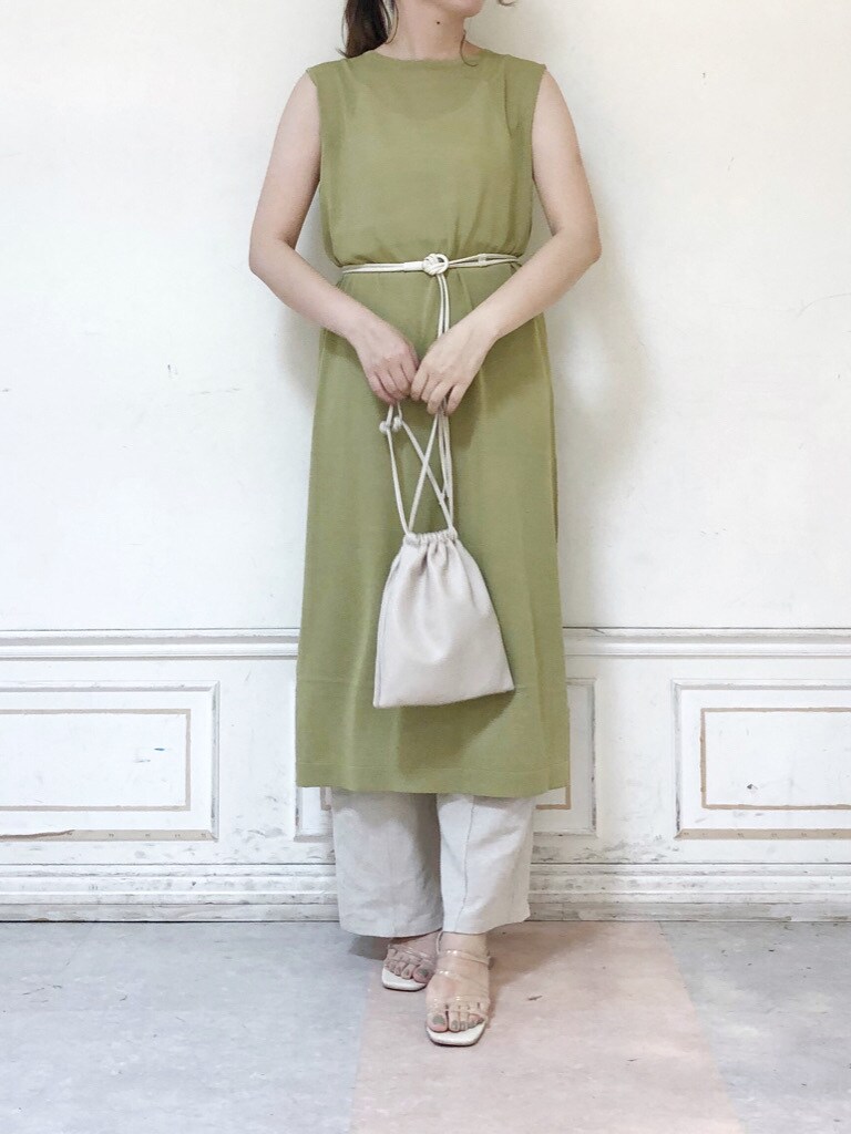 その他のサンダル、ホワイト系のハンドバッグ、グリーン系のワンピースを着用したレディースの夏コーディネートの3枚目の写真