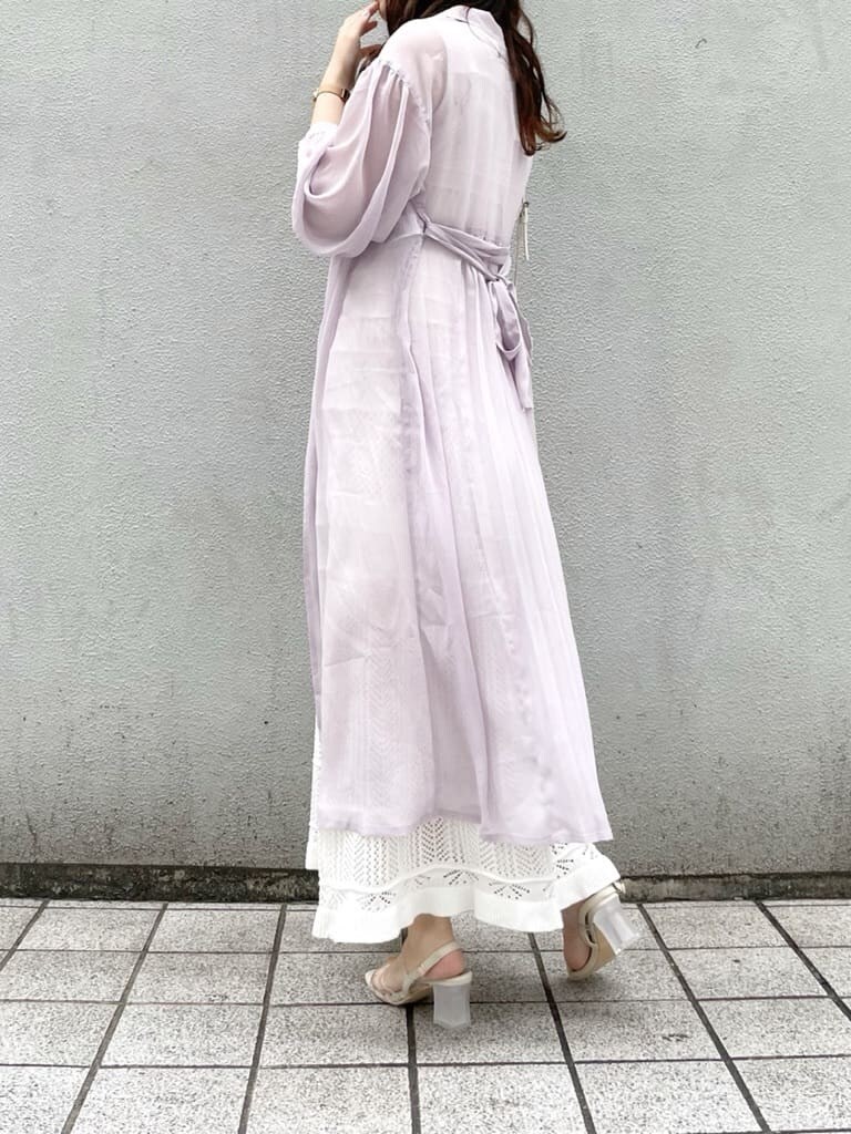 ホワイト系のワンピース、パープル系のサンダル、パープル系のシャツ/ブラウスを着用したレディースの春コーディネートの2枚目の写真