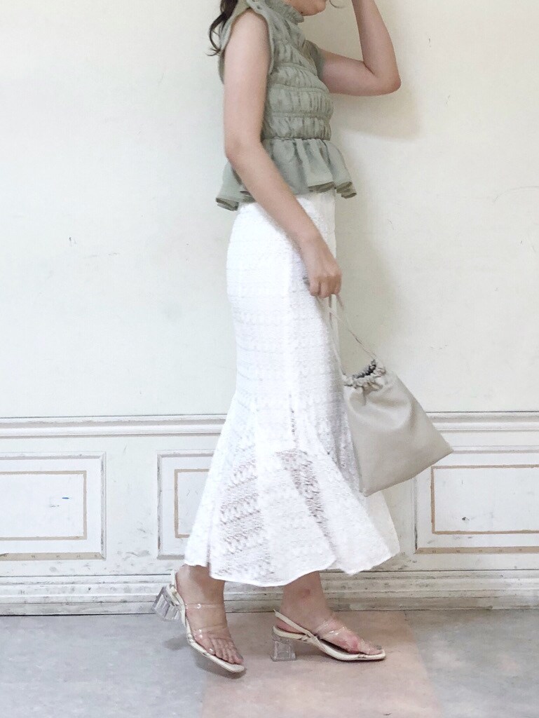 ベージュ系のハンドバッグ、グリーン系のシャツ/ブラウス、その他のサンダルを着用したレディースの夏コーディネートの4枚目の写真