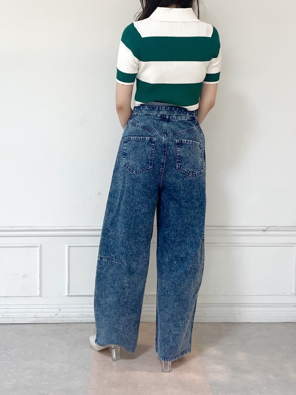 グリーン系のニット/セーター、その他のデニムパンツ、ホワイト系のパンプスを着用したレディースの春コーディネートの2枚目の写真