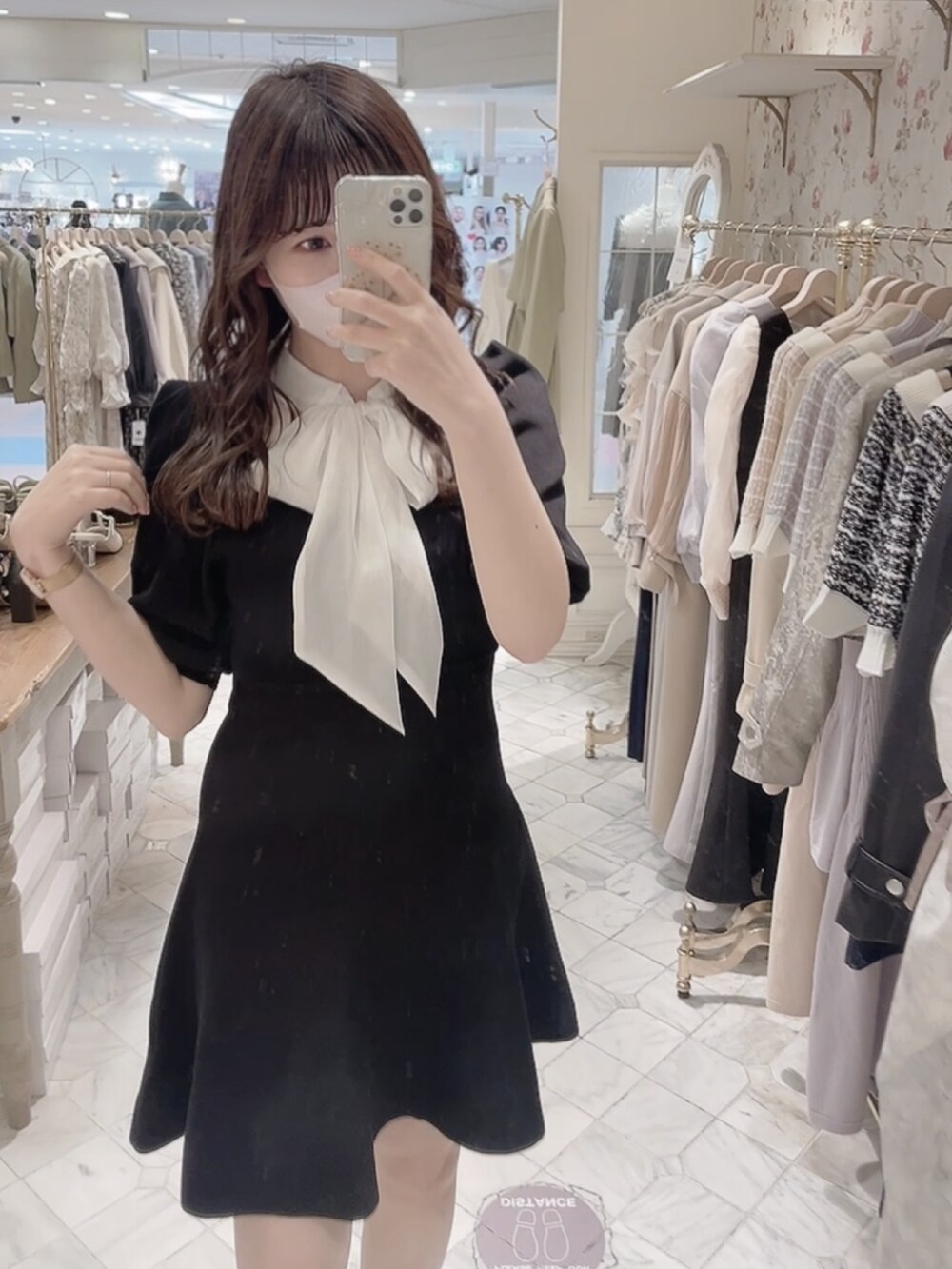 ブラック系のワンピース、ベージュ系のブーツを着用したレディースの冬コーディネートの3枚目の写真