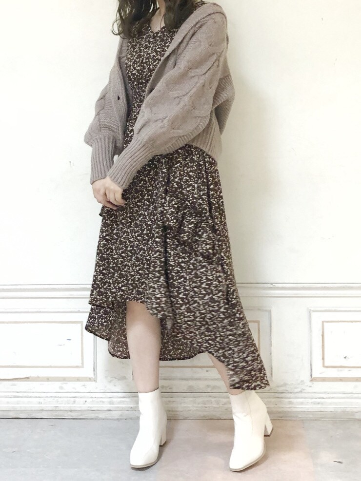 ブラウン系のワンピース、ホワイト系のブーツ、ベージュ系のカーディガン/ボレロを着用したレディースの秋コーディネートの2枚目の写真