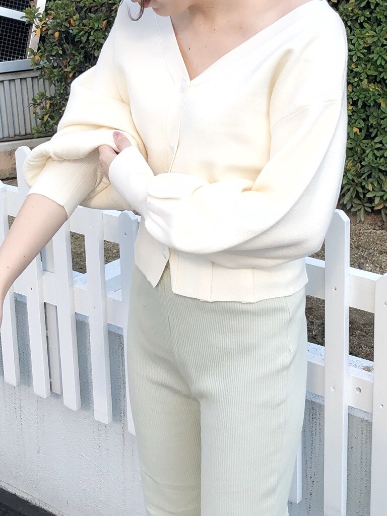 ホワイト系のブーツ、グリーン系のその他パンツ、ホワイト系のカーディガン/ボレロを着用したレディースの冬コーディネートの4枚目の写真