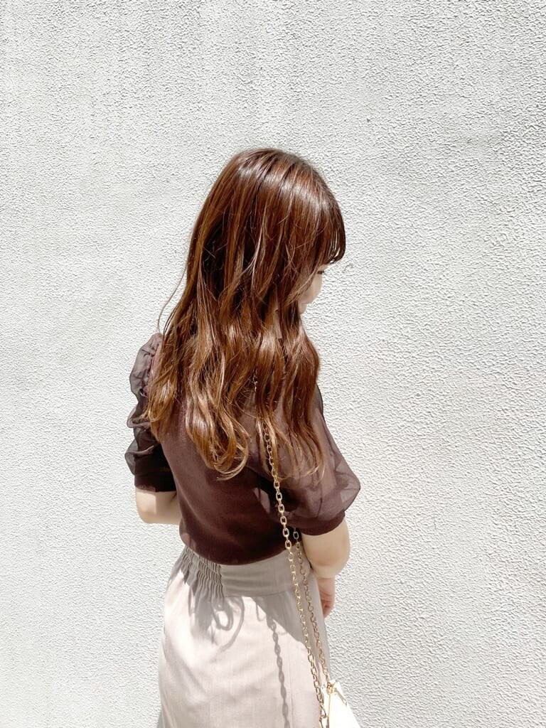 ホワイト系のショルダーバッグ、ブラウン系のスカート、その他のサンダルを着用したレディースの夏コーディネートの9枚目の写真