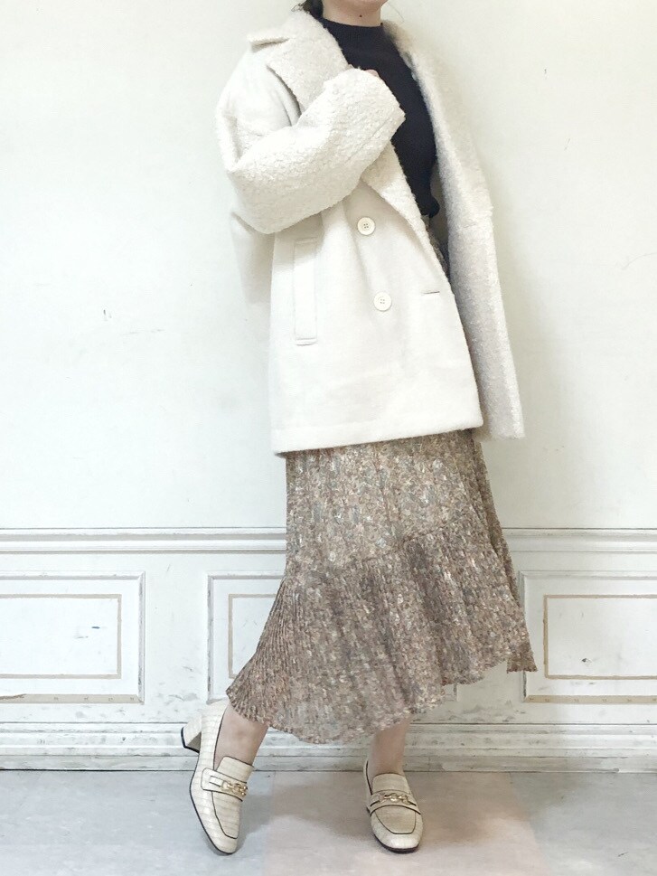ホワイト系のスカート、ブラウン系のニット/セーター、ホワイト系のその他アウターを着用したレディースの秋コーディネートの2枚目の写真