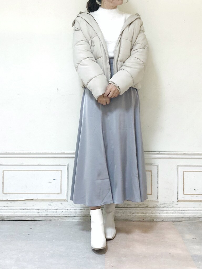 ホワイト系のニット/セーター、ホワイト系のブーツ、グレー系のスカートを着用したレディースの冬コーディネートの2枚目の写真