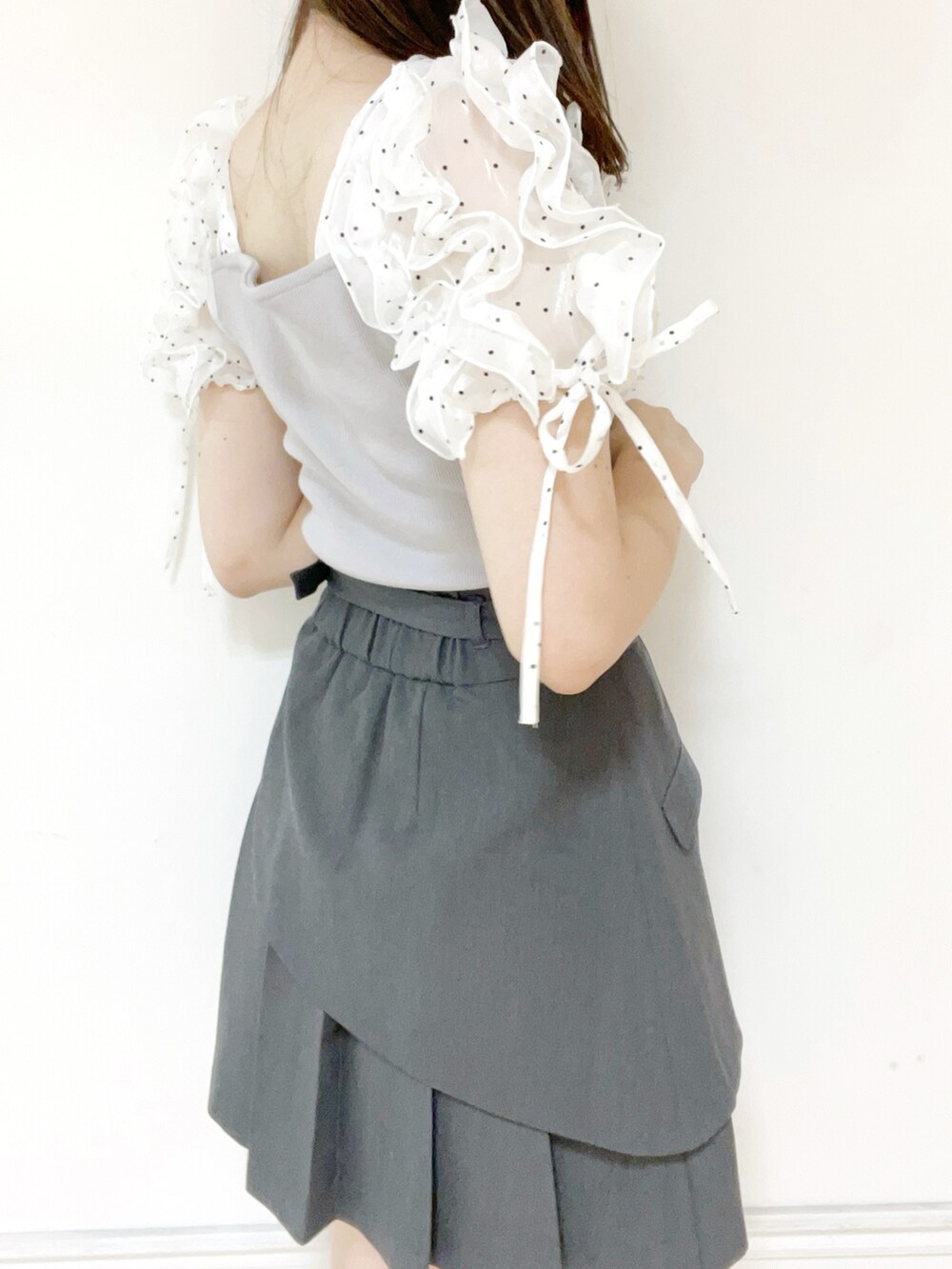 グレー系のTシャツ/カットソー、グレー系のスカート、ホワイト系のサンダルを着用したレディースの夏コーディネートの4枚目の写真