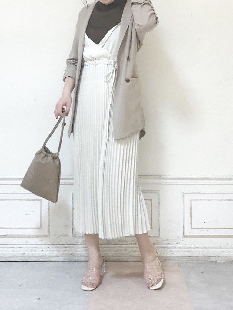 その他のサンダル、ベージュ系のワンピース、ブラウン系のニット/セーターを着用したレディースの夏コーディネートの2枚目の写真