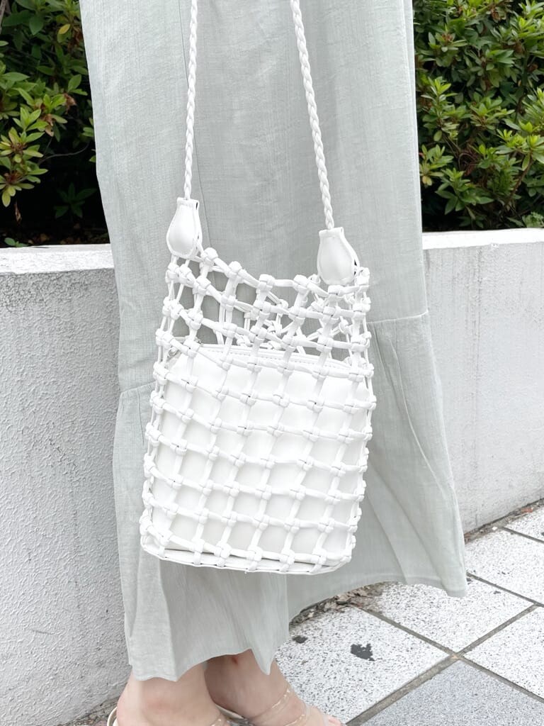 グリーン系のワンピース、ホワイト系のTシャツ/カットソー、ホワイト系のショルダーバッグを着用したレディースの夏コーディネートの9枚目の写真