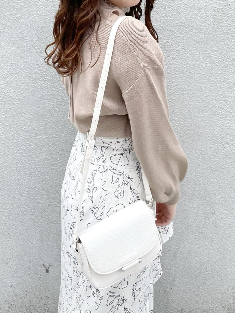 ホワイト系のパンプス、ホワイト系のショルダーバッグ、ホワイト系のスカートを着用したレディースの春コーディネートの5枚目の写真