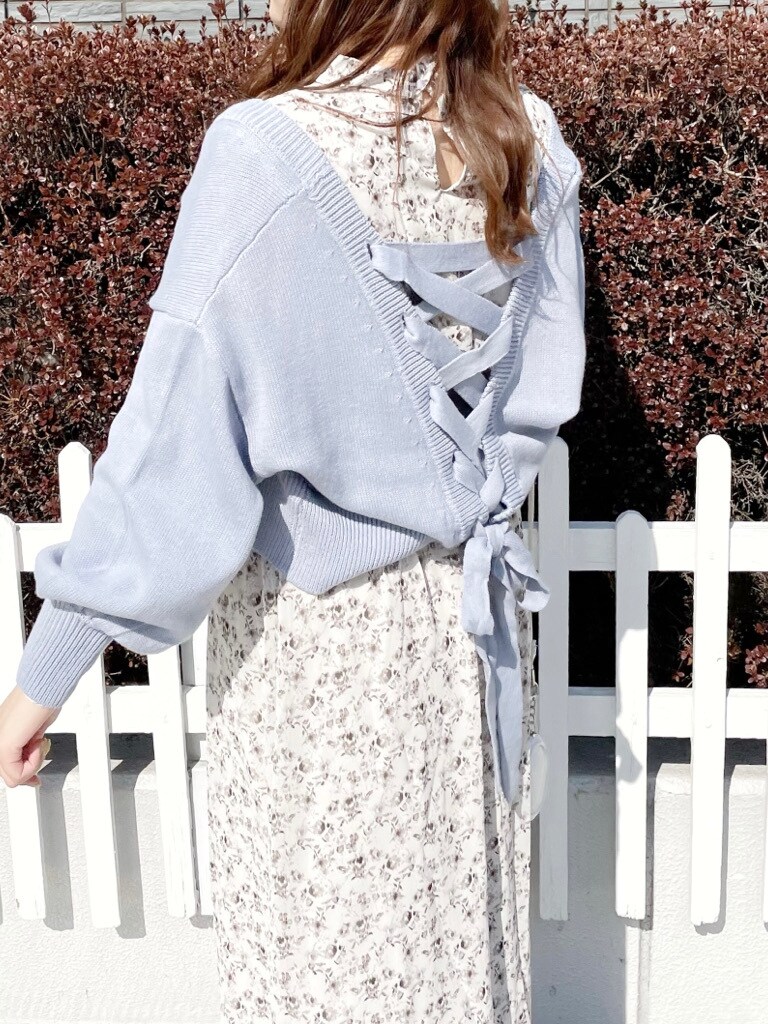 ブルー系のカーディガン/ボレロ、ホワイト系のハンドバッグ、ホワイト系のワンピースを着用したレディースの春コーディネートの2枚目の写真