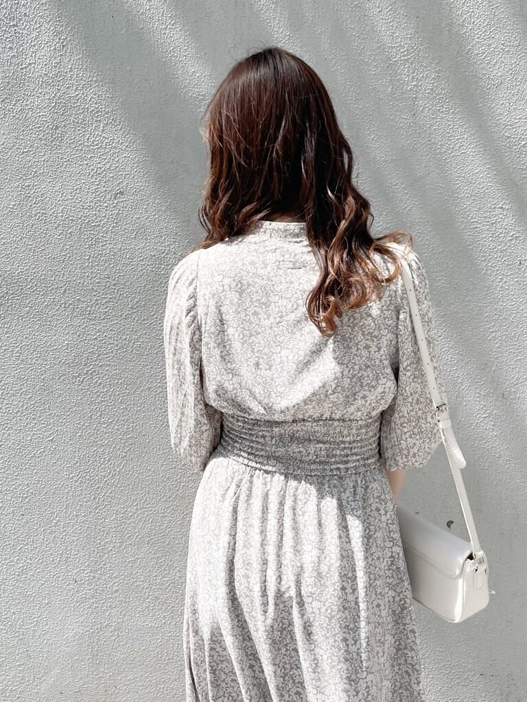 パープル系のサンダル、ホワイト系のショルダーバッグ、グレー系のワンピースを着用したレディースの春コーディネートの5枚目の写真