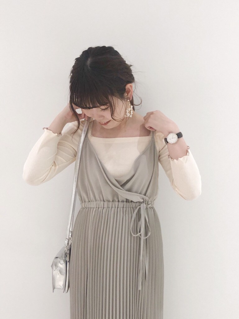 ベージュ系のワンピース、ベージュ系のワンピース、ホワイト系のパンプスを着用したレディースの春コーディネートの3枚目の写真