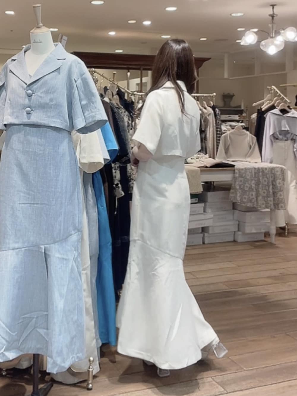 ホワイト系のワンピース、ベージュ系のブーツを着用したレディースの春コーディネートの2枚目の写真