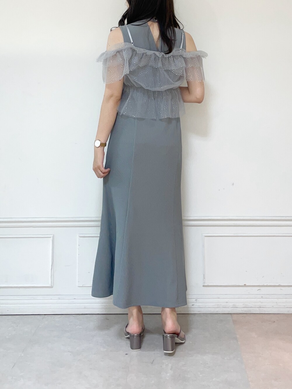 グレー系のワンピース、シルバー系のパンプスを着用したレディースの夏コーディネートの2枚目の写真