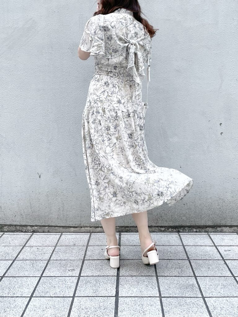 ホワイト系のデニムジャケット、ホワイト系のワンピース、ホワイト系のパンプスを着用したレディースの春コーディネートの6枚目の写真